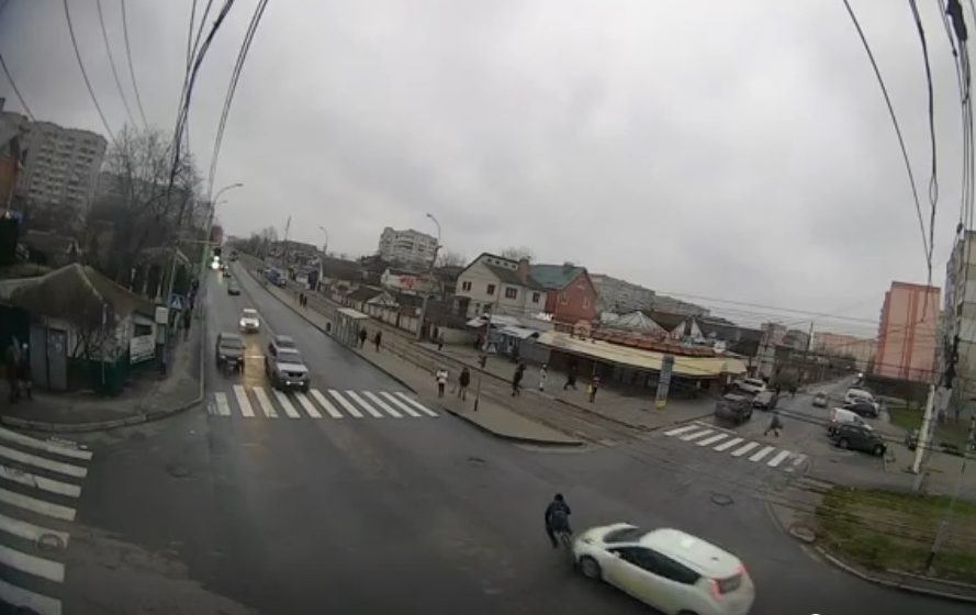 Велосипедист раптово виїхав на перехрестя – його збив «Нісан» (відео)
