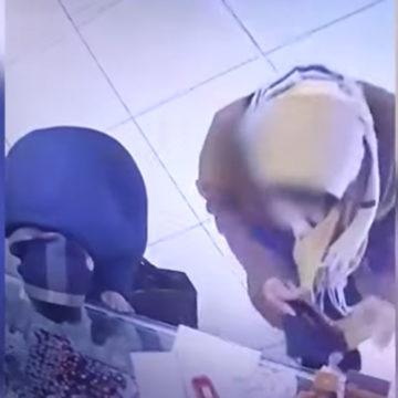 Жінка викрадала телефони у покупців магазина