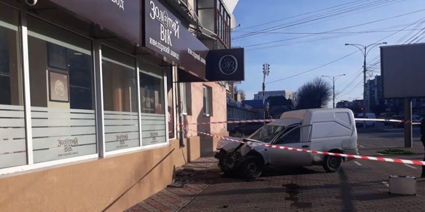 У Вінниці Nissan в’їхав у стіну житлового будинку, водій загинув