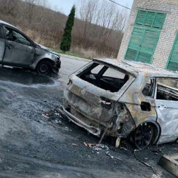 У Вінниці вночі запалали три автомобіля