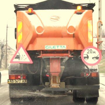 Вночі на дороги Вінниці висипали майже 100 тонн протиожеледної суміші