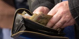Поліція розшукує шахрайок, які видурили у пенсіонерки 22 тис. грн