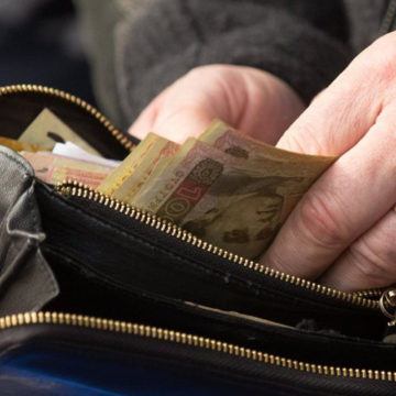 Поліція розшукує шахрайок, які видурили у пенсіонерки 22 тис. грн