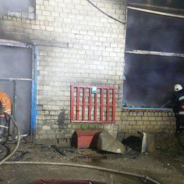 На Вінниччині пожежу на складі гасили 11 рятувальників
