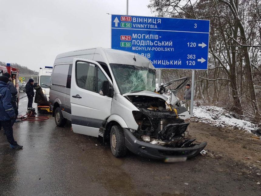 Під Вінницею зіткнулися дві автівки