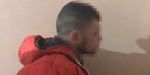 Погрожуючи ножем, відібрав 1000 гривень у мешканця Бару