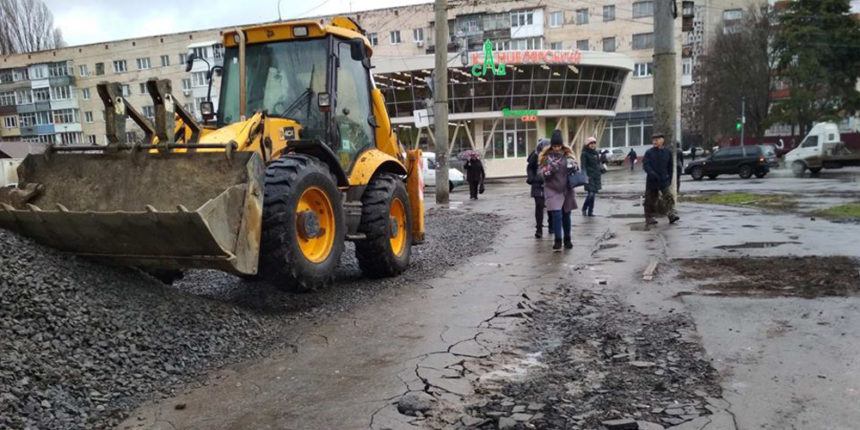 У Вінниці ескаваторник пошкодив асфальт на тротуарі