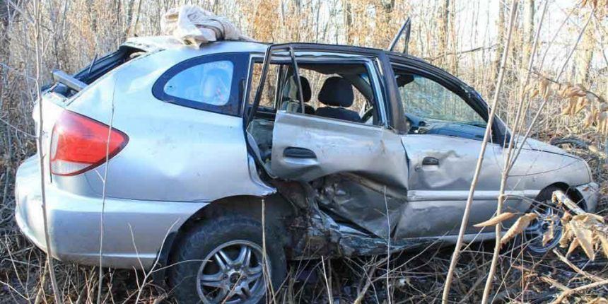 Під Вінницею KIA з’їхав з траси у лісосмугу