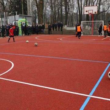 У Лука-Мелешківському ліцеї з'явився сучасний спортивний майданчик