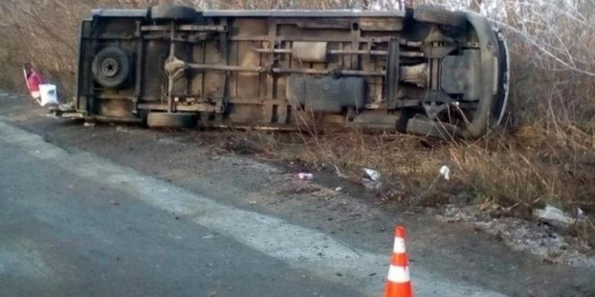 Маршрутка, яка їхала з Білої Церкви у Вінницю, перекинулась на трасі