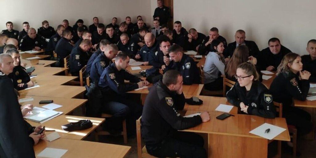 Правоохоронців Вінниці навчали безпечно контактувати з хворими затриманими