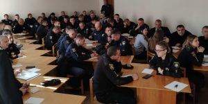 Правоохоронців Вінниці навчали безпечно контактувати з хворими затриманими