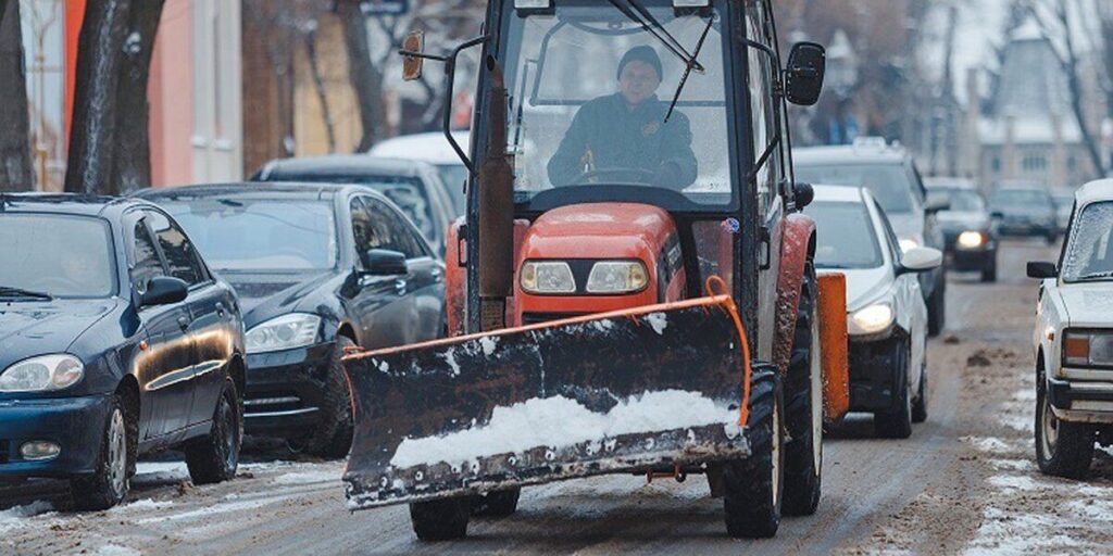 Вінницькі комунальники прибирають вулиці від снігу