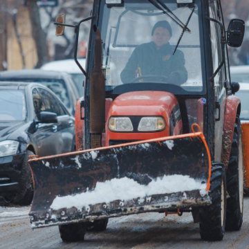 Вінницькі комунальники прибирають вулиці від снігу