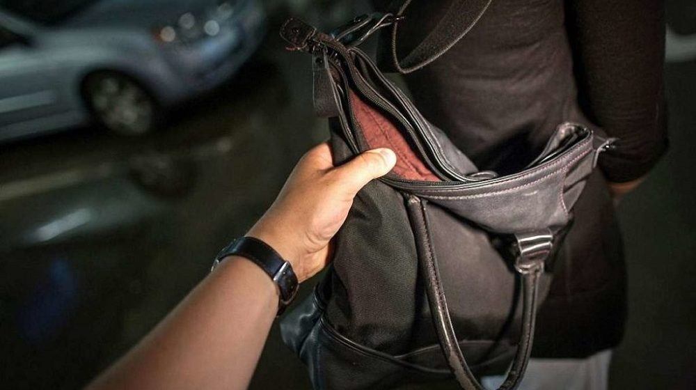 Поліція затримала донецького грабіжника, який відібрав у жінки сумку з грошима