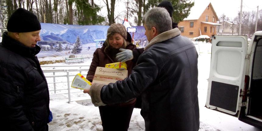 Якушинецька громада передала новорічні смаколики бійцям