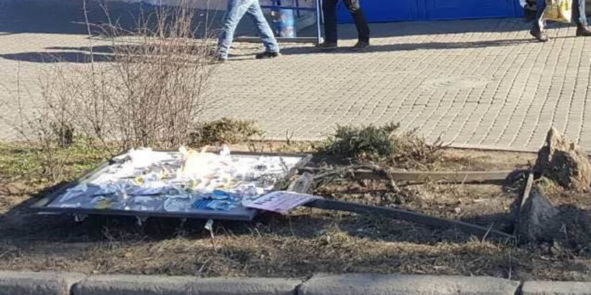 Керуюча ніяк не полагодить дошку оголошень біля свого магазину у Вінниці