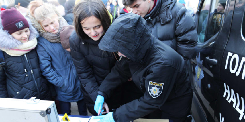 Школярам розповіли як працюють кінологи, вибухотехніки та слідчі