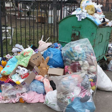 У Вінниці працівники дитбудинку кинули на смітник іграшки, які привезли волонтери