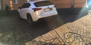 Вінничанка на Lexus розтрощила огорожу біля театру ім.Садовського