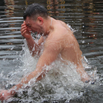 Вінничани відзначатають Водохреща на Вишенському озері (ФОТО)