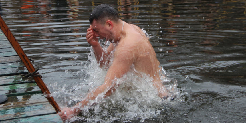 Вінничани відзначатають Водохреща на Вишенському озері (ФОТО)