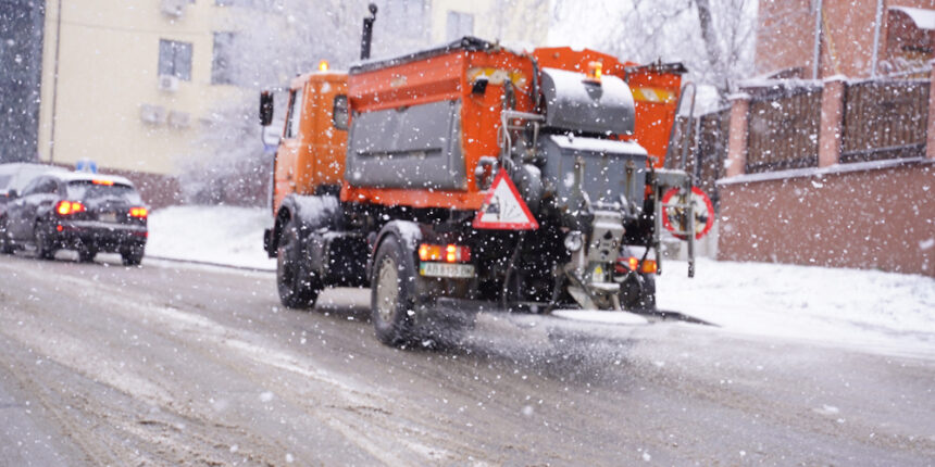 У Віннниці комунальні служби розчищають тротуари та вулиці від снігу