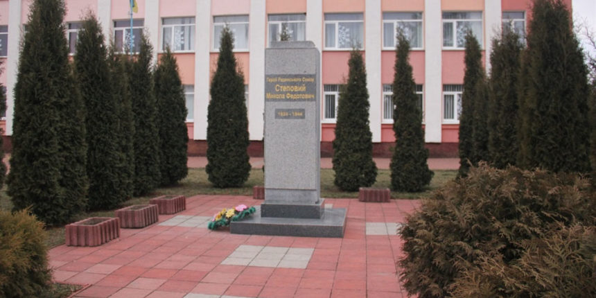 У Калинівці зняли з постаменту бюст Героя Радянського Союзу