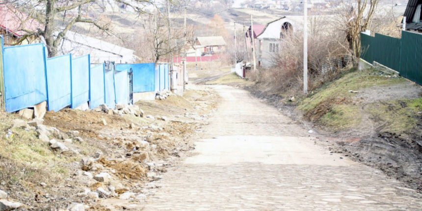 У Вороновиці мешканці розкрадали бруківку, поки їм прокладали водогін