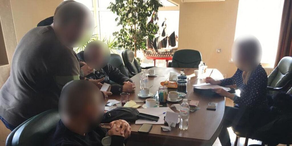 Вінниччина: депутат у змові з криміналітетом обіцяв підприємцю "порішати" земельні питання за 100 тис. дол