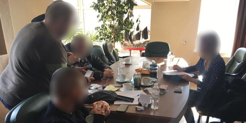 Вінниччина: депутат у змові з криміналітетом обіцяв підприємцю "порішати" земельні питання за 100 тис. дол