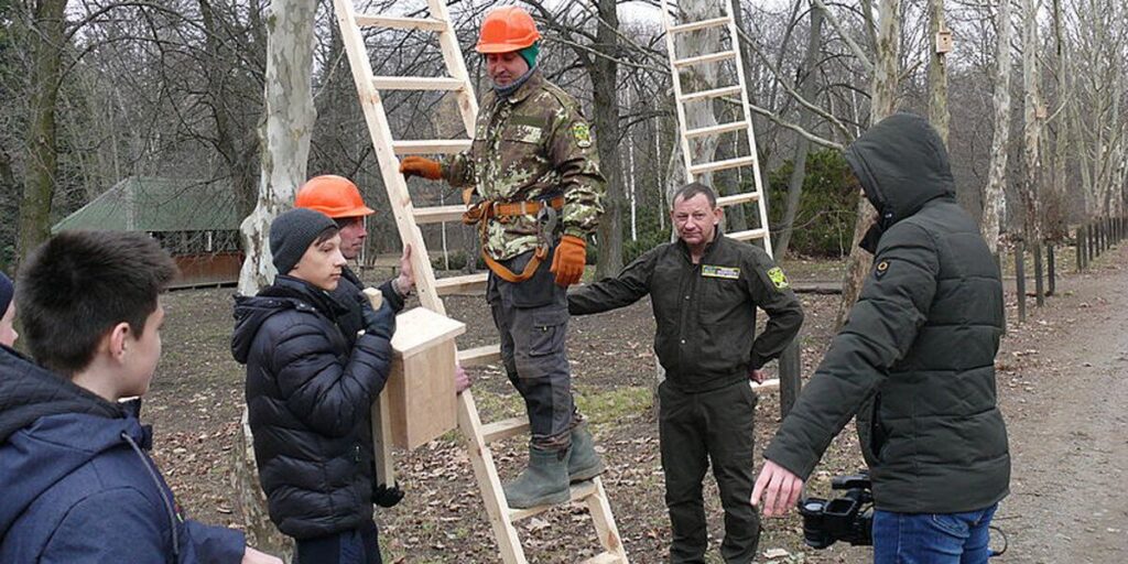 На Вінниччині лісівники розвішають 18600 шпаківень та синичників