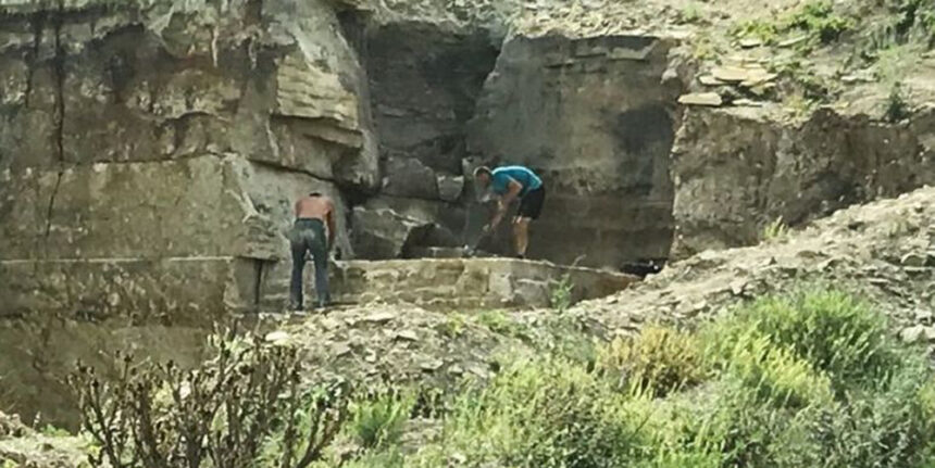 На Вінниччині, зловмисники незаконно видобували камінь-пісковик