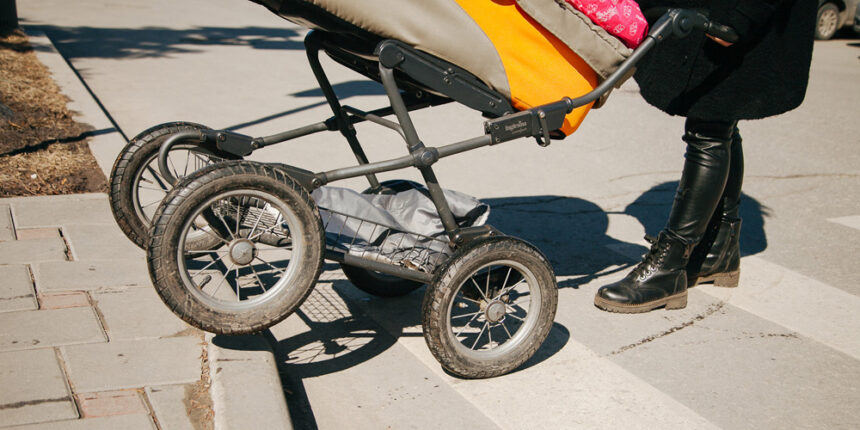 У Вінниці збирають підписи за облаштування тротуарів від педучилища до лікарні №3
