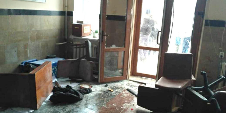 Поліція затримала групу осіб за вчинення хуліганських дій у Жмеринській міськраді