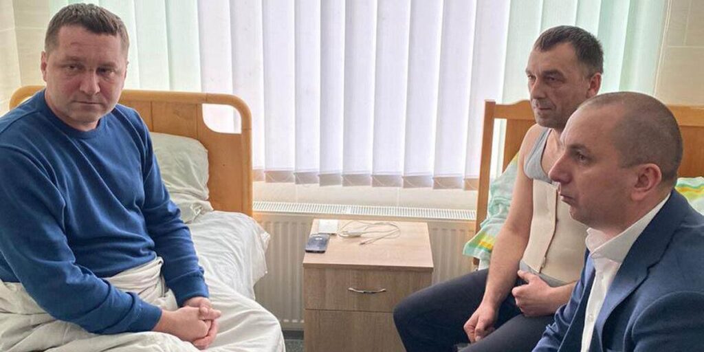 Травмованим під час подій в Жмеринській міськраді поліцейським бажають одужання