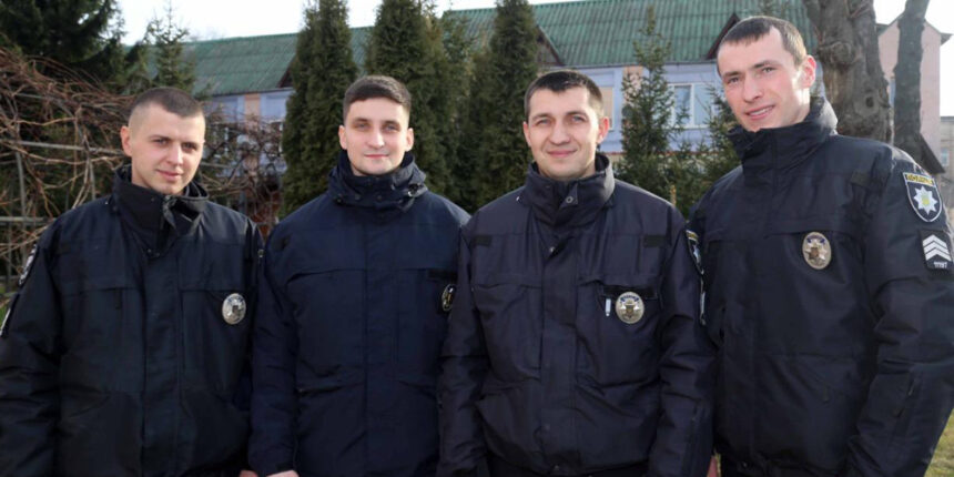 У Вінниці поліцейські, що врятували вагітну жінку від стрибка з мосту отримали подяку