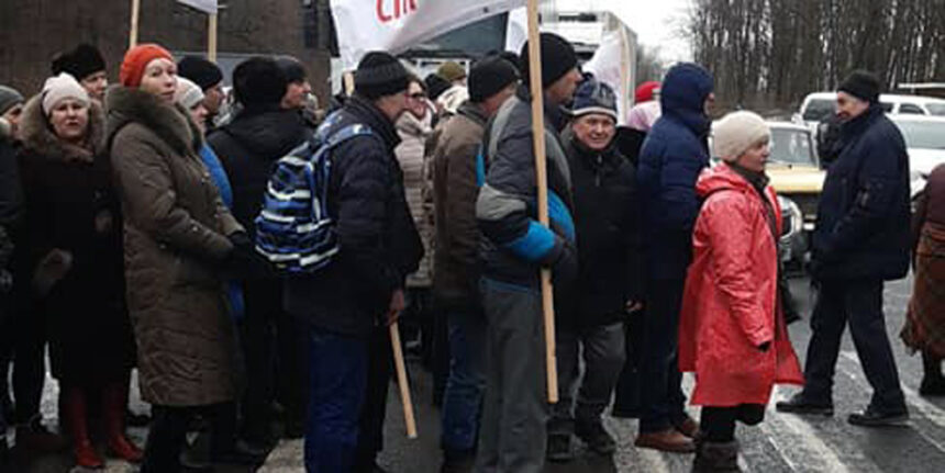 Селяни Гайсинського району перекрили рух міжнародною трасою