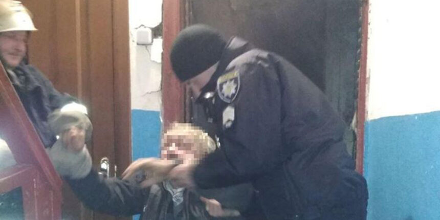 У Вінниці літнього чоловіка врятували із задимленого помешкання