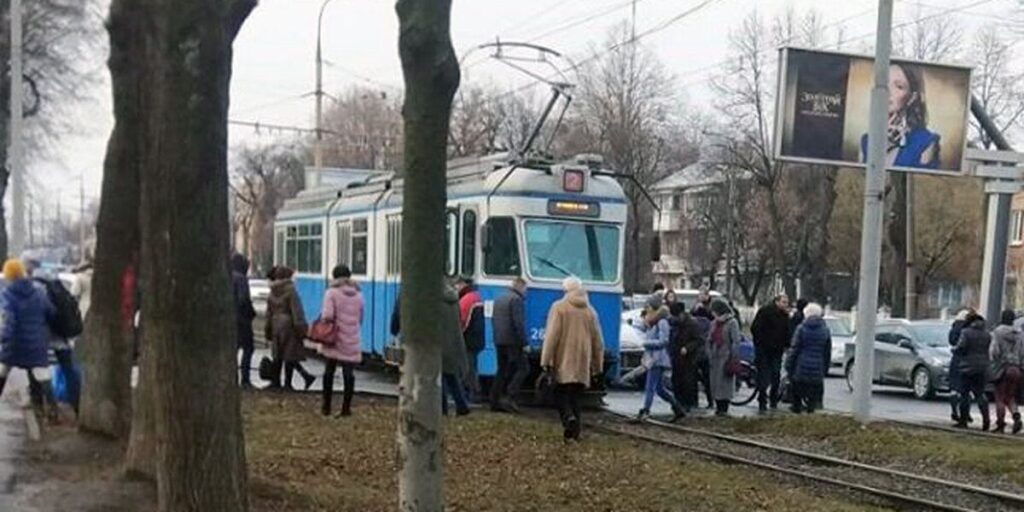 Потрійне ДТП на трамвайних коліях зупинило громадський транспорт у Вінниці
