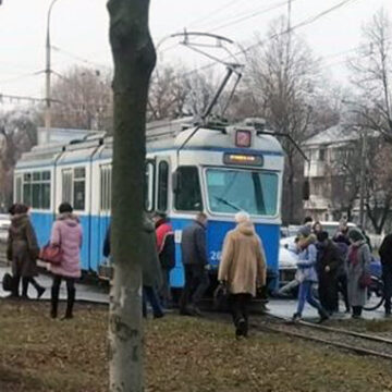 Потрійне ДТП на трамвайних коліях зупинило громадський транспорт у Вінниці