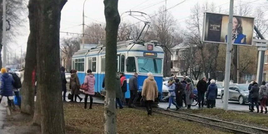 Потрійне ДТП на трамвайних коліях зупинило громадський транспорт у Вінниці