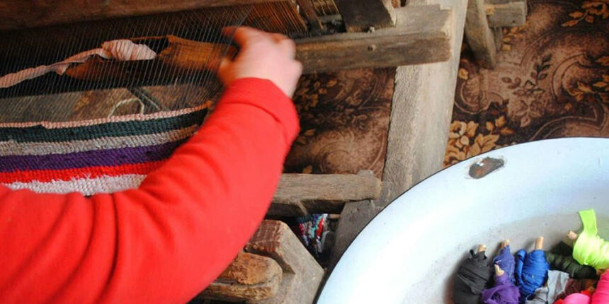 Вінничан закликають здавати на переробку старий одяг - з нього зроблять килимки