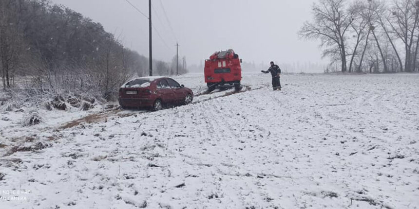 Вінницьких водіїв із "снігових пасток" визволяють рятувальники