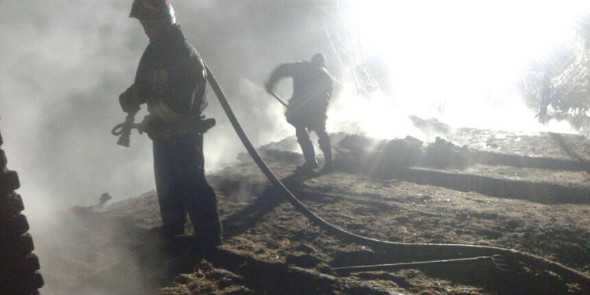 Згорів дах у приватному будинку в Калинівському районі