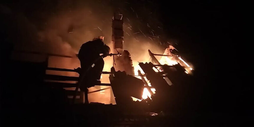 У селі Петрик на Вінниччині пожежники загасли палаючу дачу