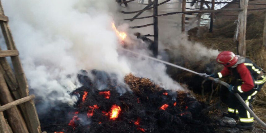 Рятувальники ліквідували пожежу в сіннику у Жмеринському районі на Вінниччині