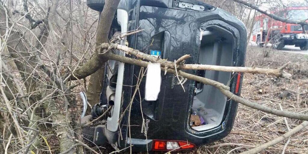 У Калинівському районі Citroen злетів у кювет