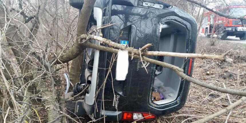 У Калинівському районі Citroen злетів у кювет