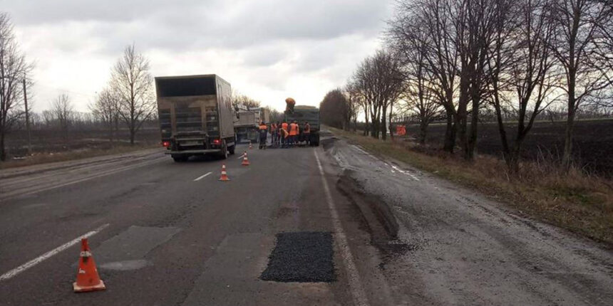 Ями на дорогах Вінницької області "латають" холодним асфальтобетоном